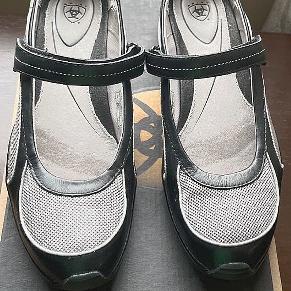 ARIAT FLATS NWT & BOX, VERY COMFORTABLE! - Picture 1 of 9